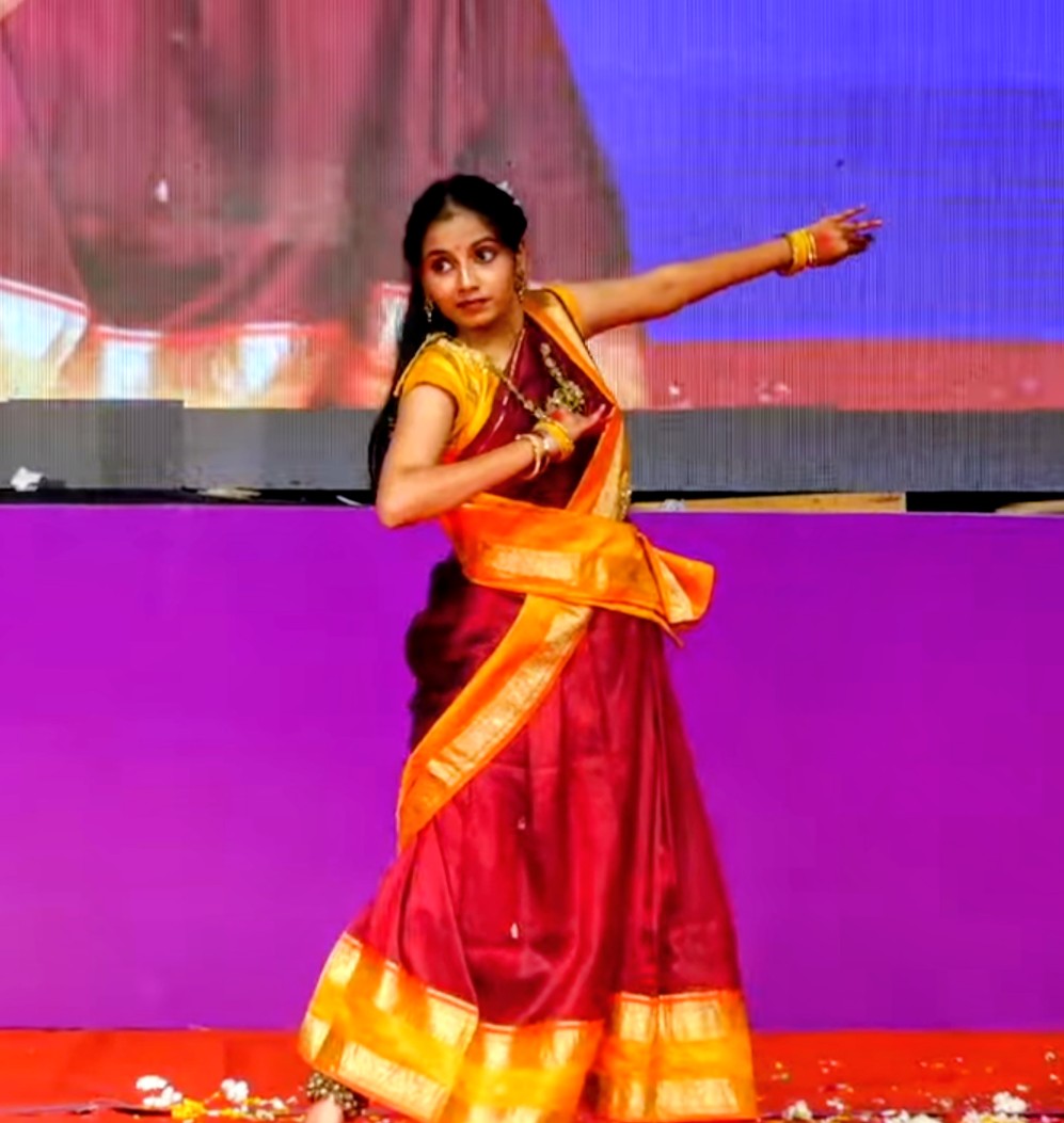 Yashaswee performing live in classical Indian dance dress